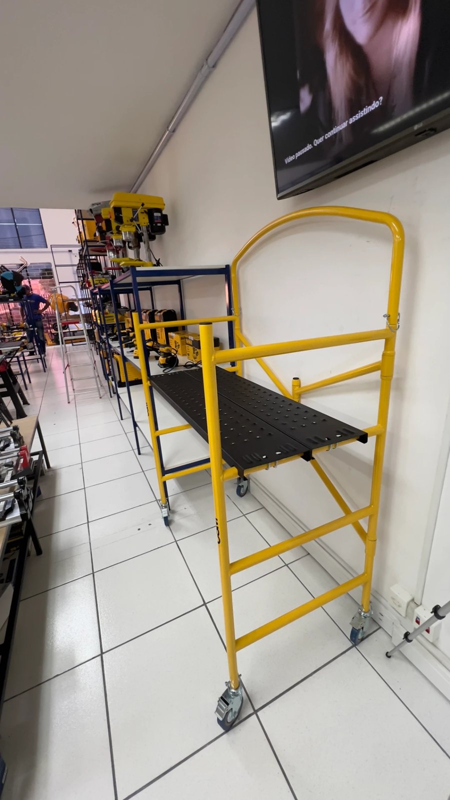 Andaime portátil e furadeiras de bancada na loja